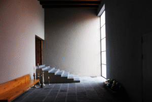 Una de las primeras casas de Jardines del Pedregal, fue contruída en 1951. Hoy su dueño es César Cervantes y la casa forma parte del Legado Jardines del Pedregal y de Legado y Memoria Arquitectónica