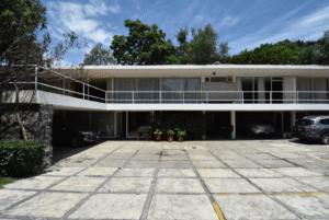 Casa diseñada por el arquitecto Francisco Artigas en Jardines del Pedregal. Otro ejemplo de arquitectura moderna mexicana y del modernismo mexicano. Esta residencia es parte del Legado Jardines del Pedregal y Legado y Memoria Arquitectónica