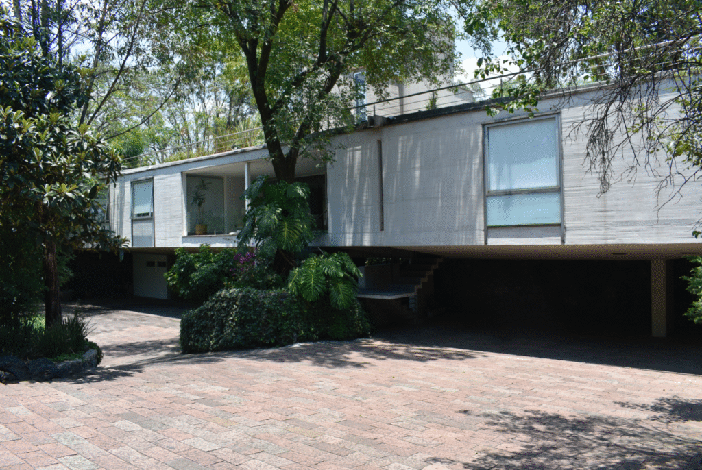 Casa de arquitectura moderna mexicana en Jardines del Pedregal de San Ángel. Forma parte del acervo documental de Legado Jardines del Pedregal y Legado y Memoria Arquitectónica