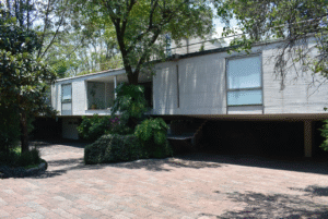 Casa de arquitectura moderna mexicana en Jardines del Pedregal de San Ángel. Forma parte del acervo documental de Legado Jardines del Pedregal y Legado y Memoria Arquitectónica